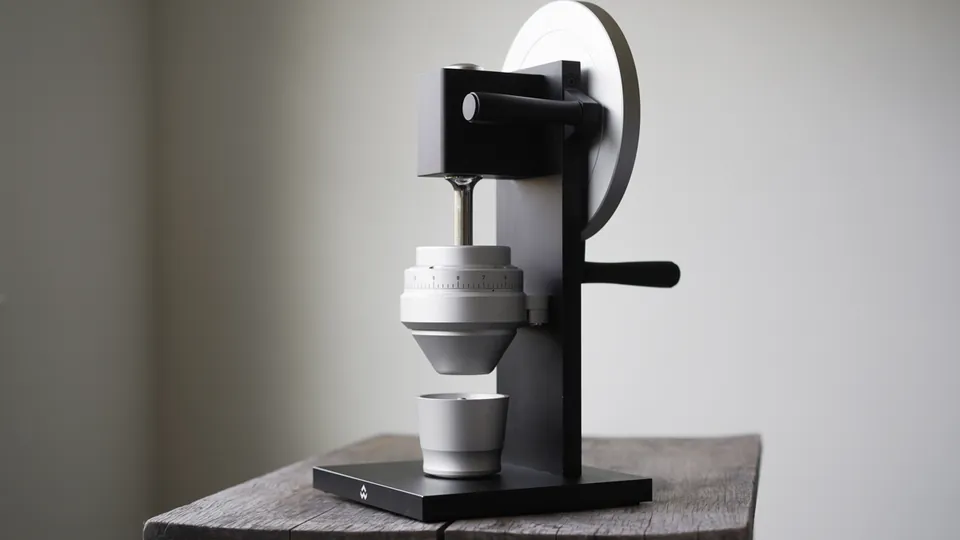 Handbetriebene Espressomühle mahlt direkt in einen kleinen Becher